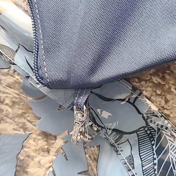 PINK Victoria's Secret Blue Leaf Print Tote With Accesory Pouch - Picture 5 of 6